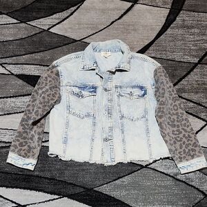 UMGEE ACID-WASH LEOPARD PRINT EAW-EDGE CROP BUTTON-DOWN DENIM JACKET